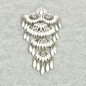 VINTAGE SIGNED MONET ARTICULATED LARGE WHITE ENAMEL BROOCH PIN